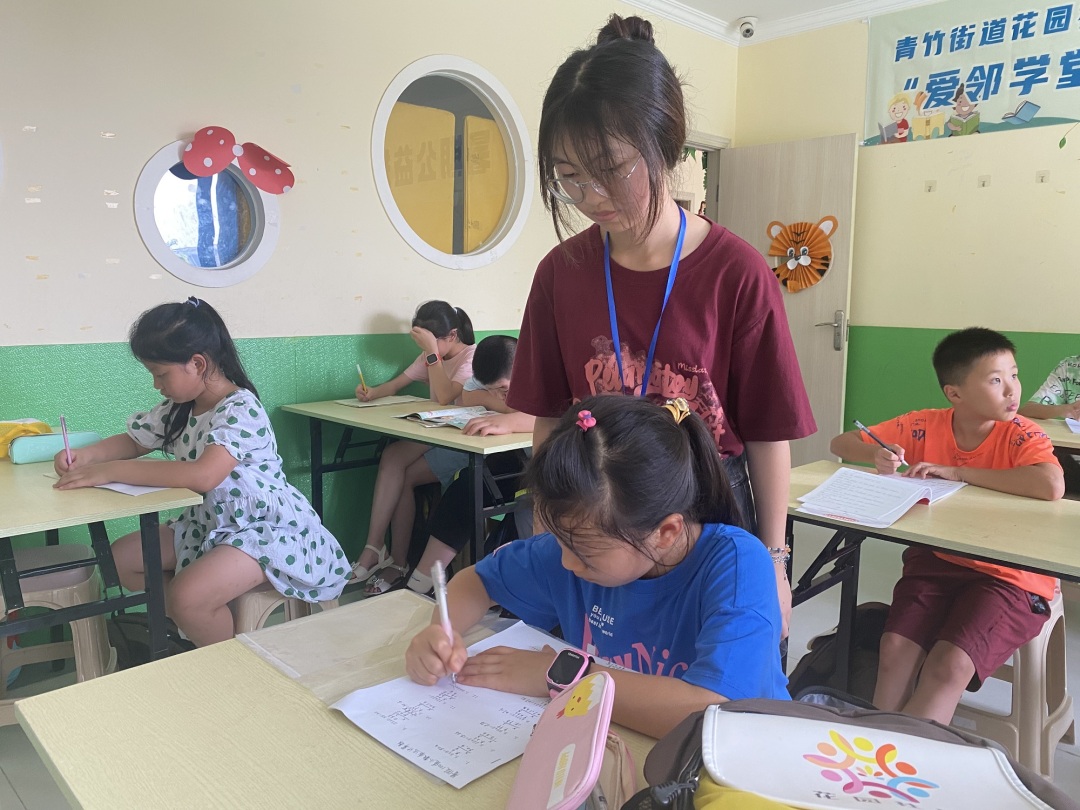 大學生志愿者正在進行輔導。.jpg