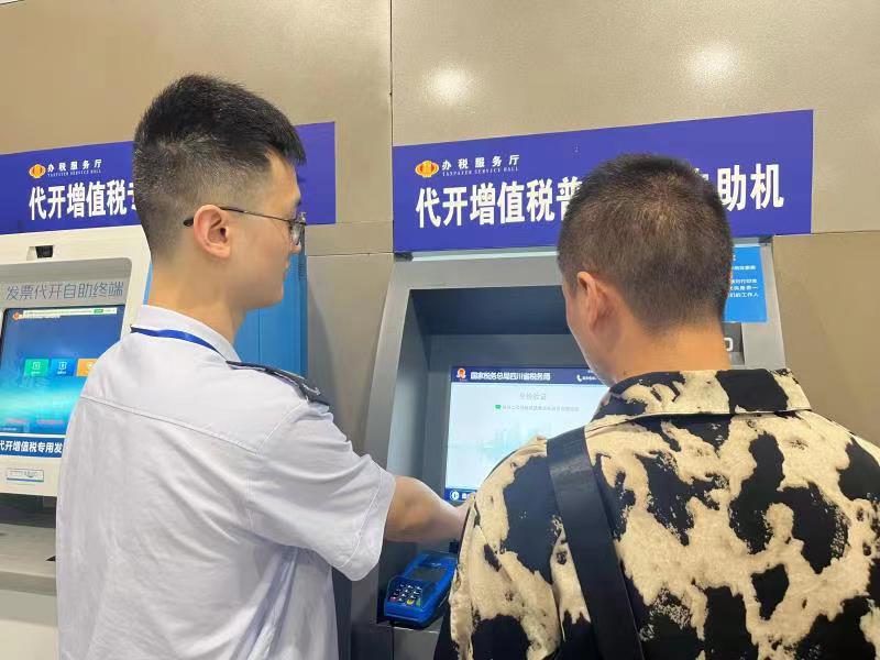 杜貞成（左）在市民服務中心幫助群眾辦理業務。.jpg