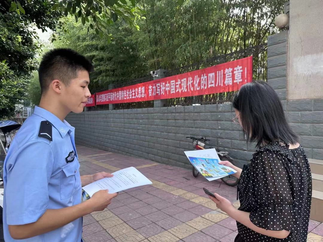 四川司法警官職業學院實習生在仁壽法院從事輔助工作。.jpg