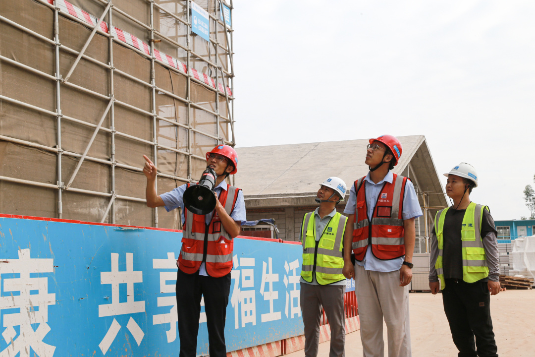 陳少龍在巡查過程中。.jpg