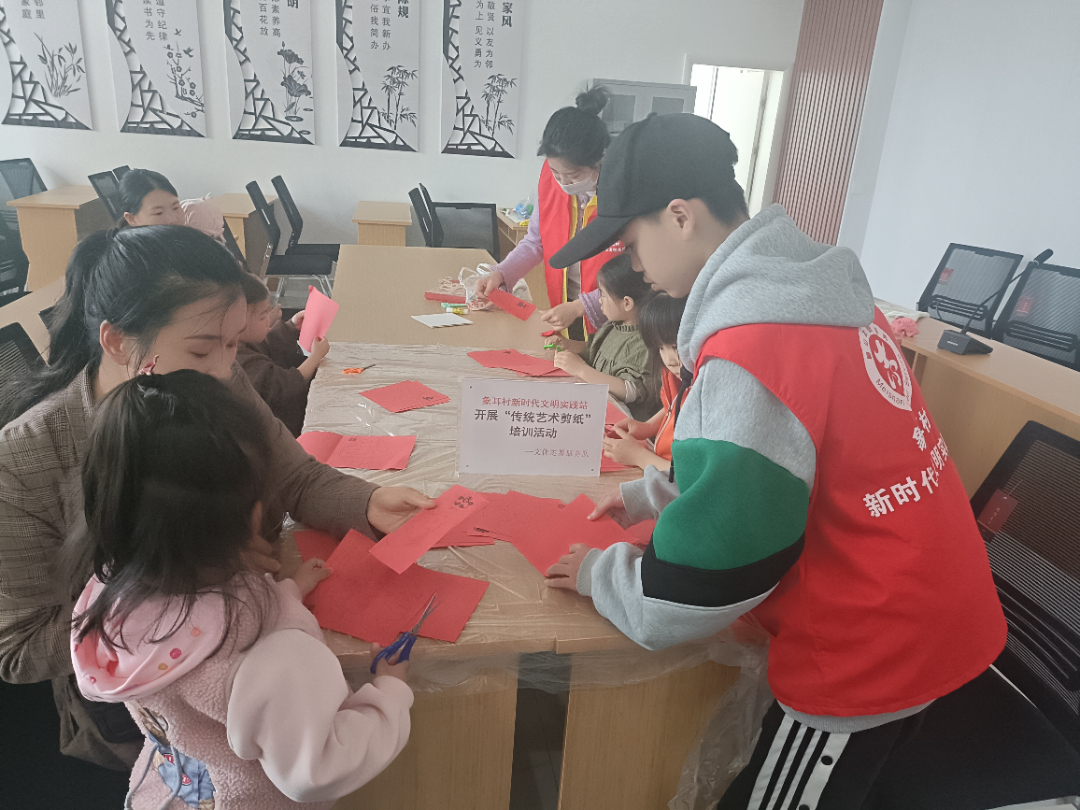 開展傳統剪紙活動。