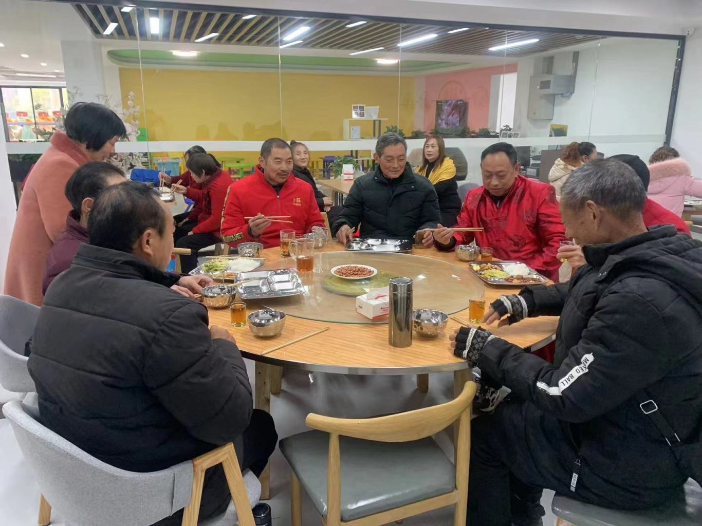  老人們正在享受美食。