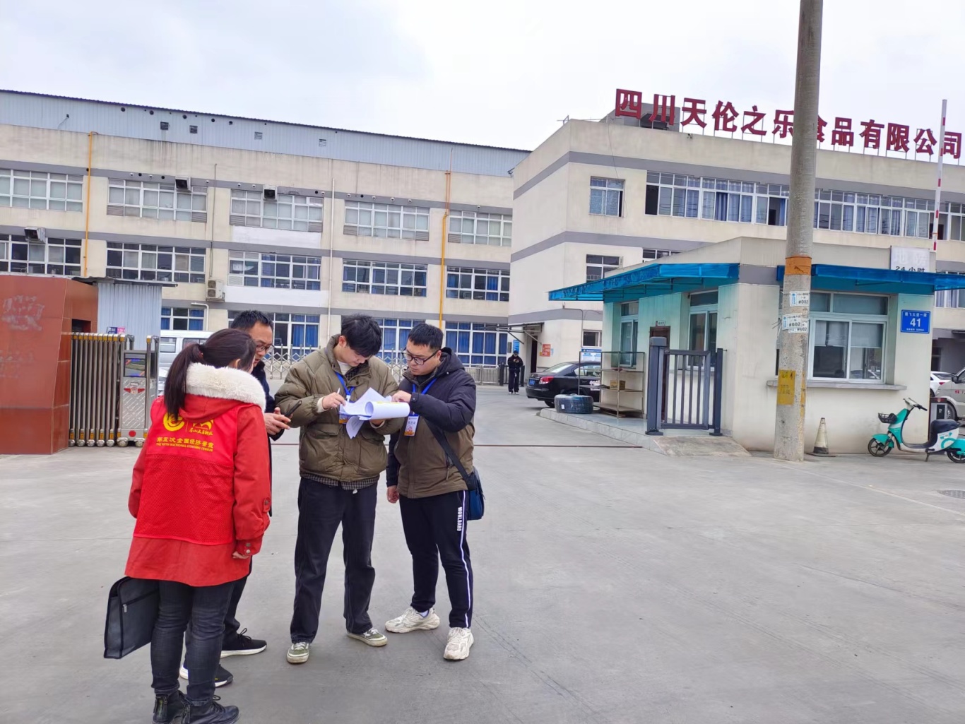  新區普查“兩員”對照企業提供的原始資料，在電子終端上逐項對照錄入數據。
