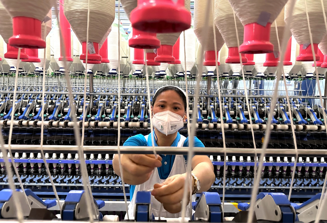 紡織女工正在認真工作。 (1).jpg