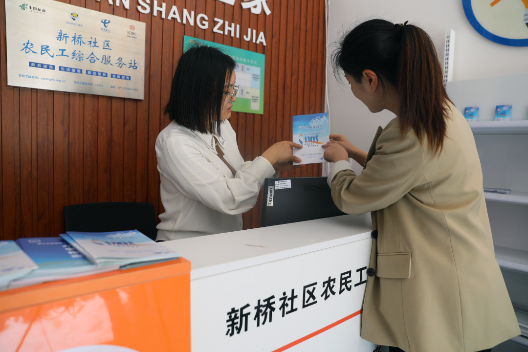  群眾在農民工綜合服務站咨詢就業政策。