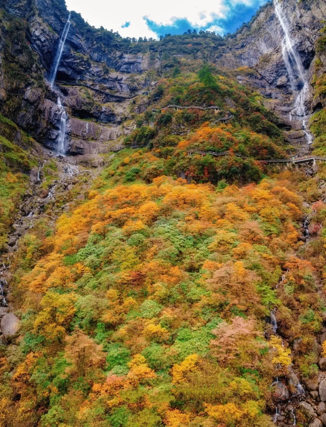 瓦屋山景區集觀瀑賞花、徒步彩林等多元化產品于一體的精品觀光線路。