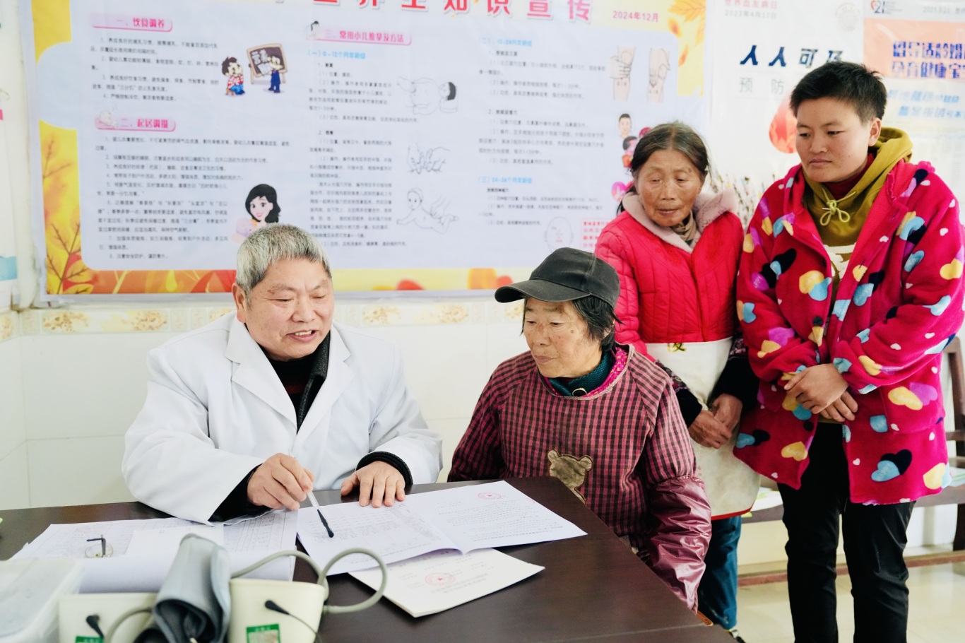 12月16日，在青神縣青竹街道沙河壩村村衛生室，村醫方元昭正在為群眾進行診療。.JPG