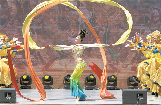 “綠竹神氣”主題文藝演出中，眉山市文化館表演的《絲路花雨》。.jpg