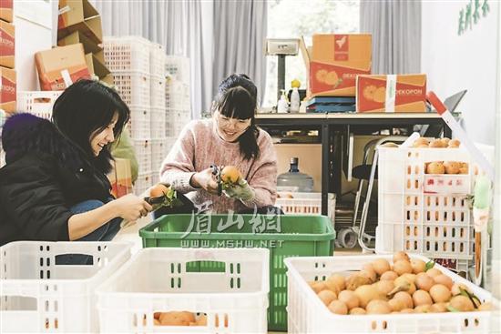 羅紅艷（右）。.jpg