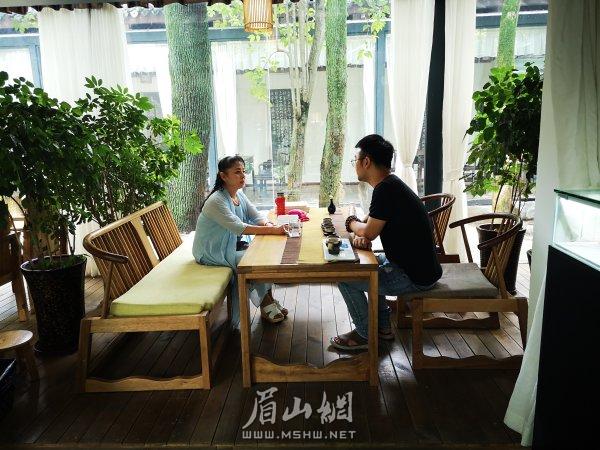 該節目執行總導演喬森（右）與李曉萍（左）探討東坡頌月如何拍攝.jpg