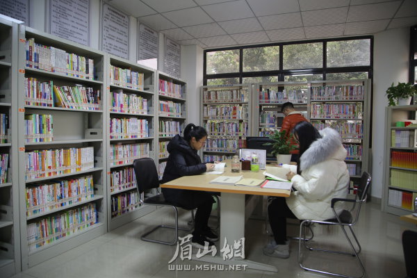 社區書屋成了周邊居民經常來逛一逛的地方。.JPG