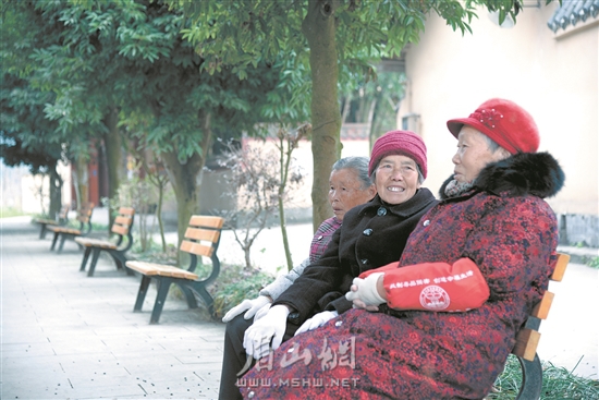 泥灣村的老人們正在聊天。.jpg