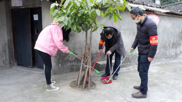 包保人員和街道、社區干部在通惠街道先鋒社區城中村打掃衛生。.JPG