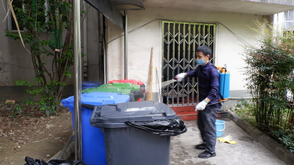 在市衛健委，相關工作人員對垃圾堆放點進行消殺。.JPG