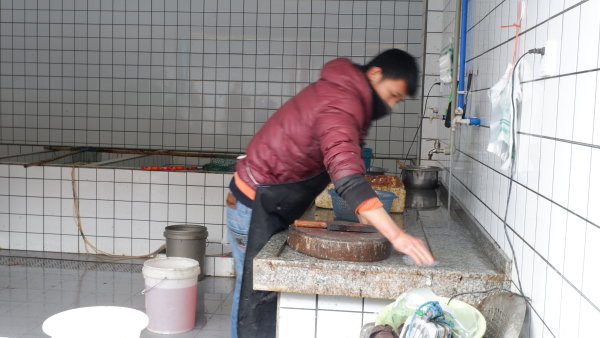 眉山大市場某活魚點殺攤位上，業主正忙著打掃衛生。.JPG