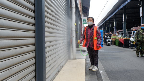 眉山大市場內，保潔人員對市場進行日常消毒。.JPG