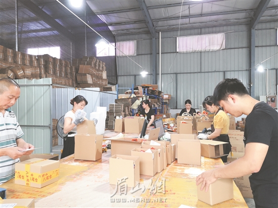 青神水果線上銷售打包現場。.jpg