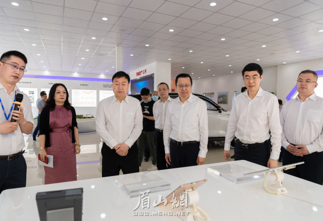29日，崔志偉一行在眉山信利高端顯示項目聽取項目規劃、產業招引、發展前景等情況介紹。（眉山網記者 楊槐 攝）.jpg