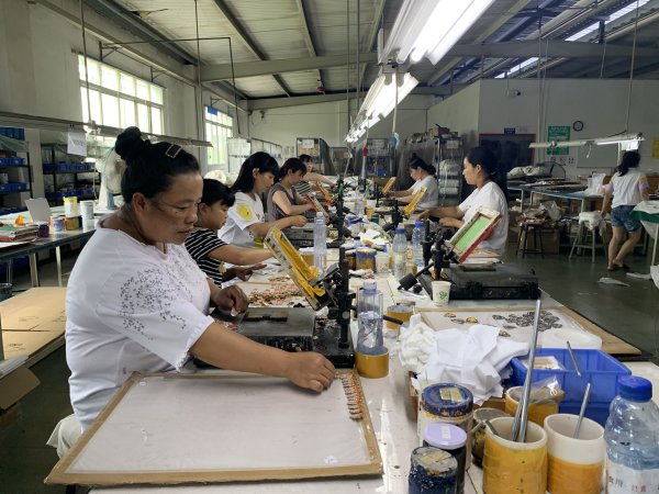瑞華五金生產車間內，工人正在趕制訂單。