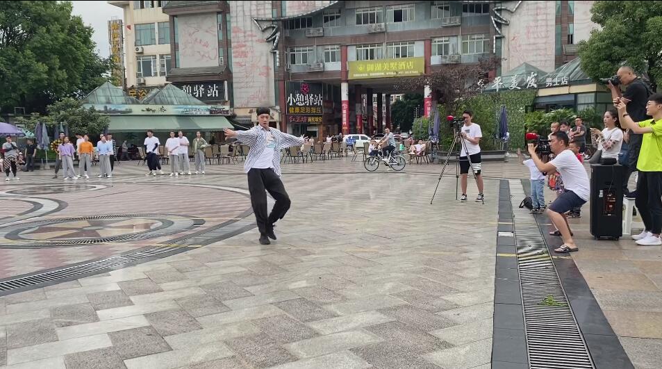 舞者吸引市民駐足觀看。