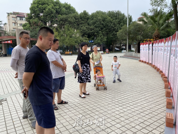 先進(jìn)事跡專題展覽吸引了眾多市民駐足觀看學(xué)習(xí)。.jpg
