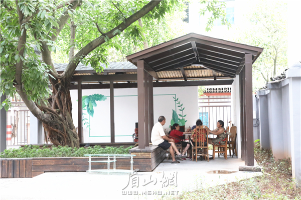 居民在工務段小區新建的涼亭內休閑娛樂。.JPG