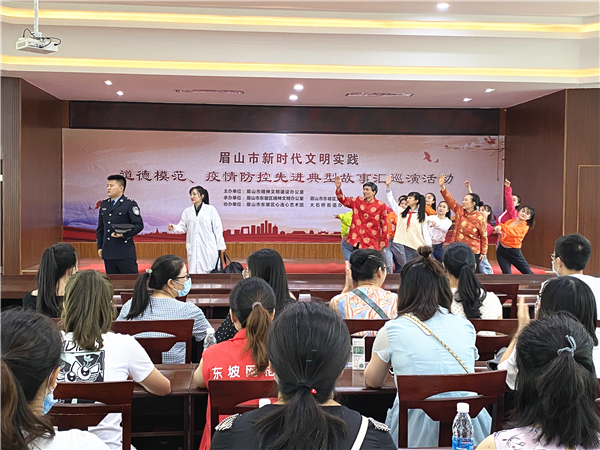音樂(lè)情景劇《逆行的身影》，深深打動(dòng)在場(chǎng)群眾。.jpg