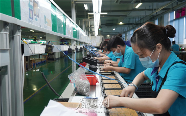 在眉山天府新區(qū)一家企業(yè)上班的工人。.jpg