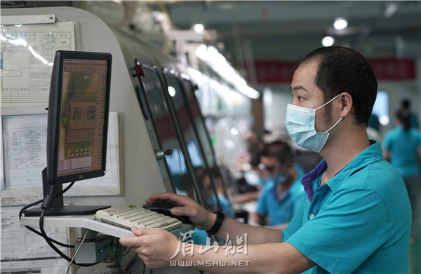 在企業(yè)上班的工人。.jpg