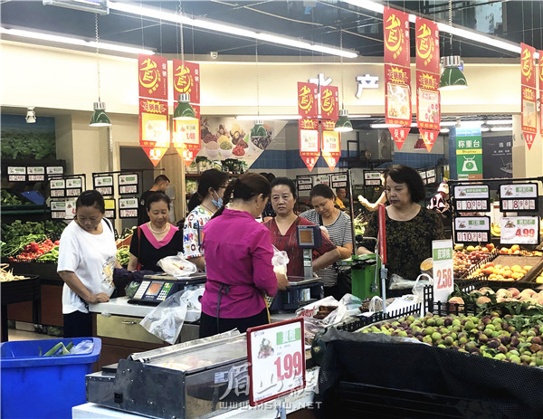 市民在超市購(gòu)物.JPG