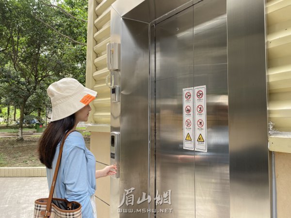 住戶上下樓乘坐電梯，方便舒心。