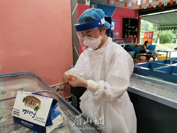 采樣人員正在對海鮮產品進行現場檢查。