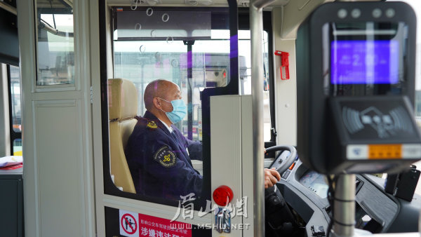 T50公交車拉近了成眉之間的空間距離。