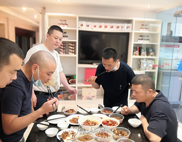 王家渡食品公司工作人員正品嘗樣品，為推出新產品做準備。