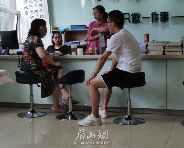 教育培訓市場慢慢復蘇，家長正咨詢課程。