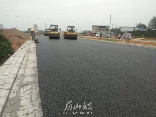 建設中的工業大道（東坡區南段）。