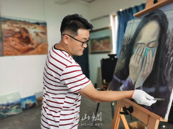 創(chuàng)作中的田海燕。