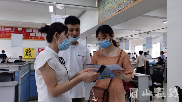 “東坡故里 匯聚英才”高校畢業生專場招聘會現場，招聘專員正在向求職者介紹企業情況。