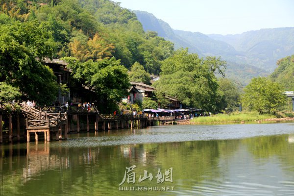 風景如畫的柳江。