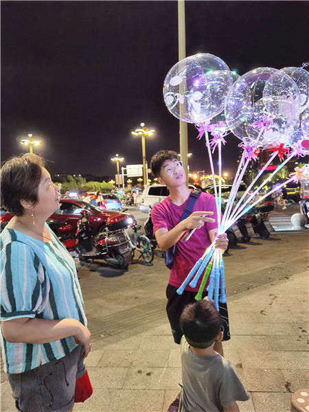 發光氣球，吸引了小孩的眼球。.jpg