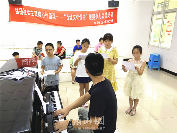 孩子們開心學習聲樂。.jpg