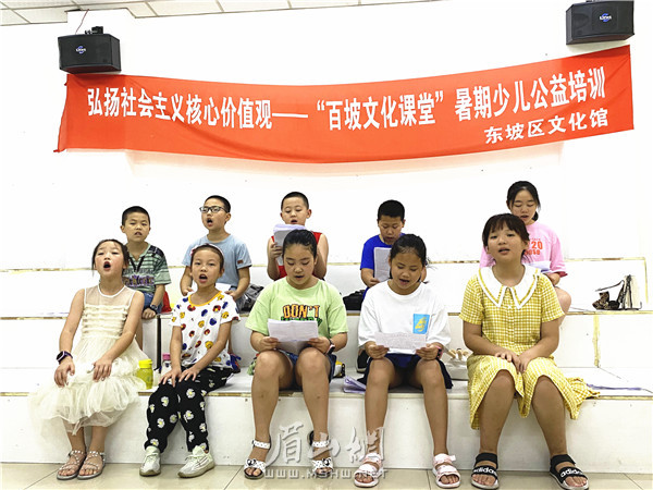 孩子們放聲高歌，綻放童真笑顏。.jpg