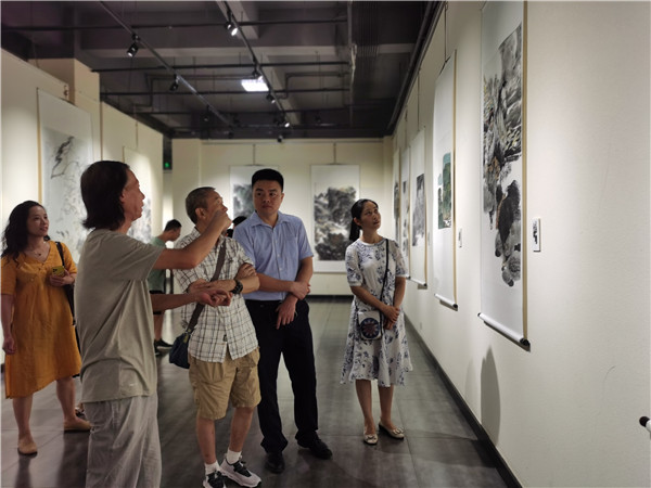 觀眾觀看展覽，樂享文化盛宴。.jpg