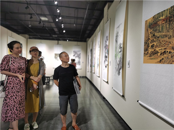 觀眾觀看展覽，樂享文化盛宴。 (1).jpg
