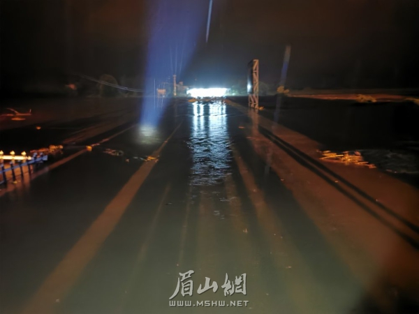 思蒙河程家嘴段洪水將道路淹沒。