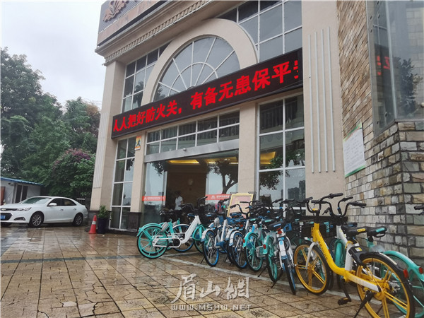 酒店門口停放有序的共享單車.jpg