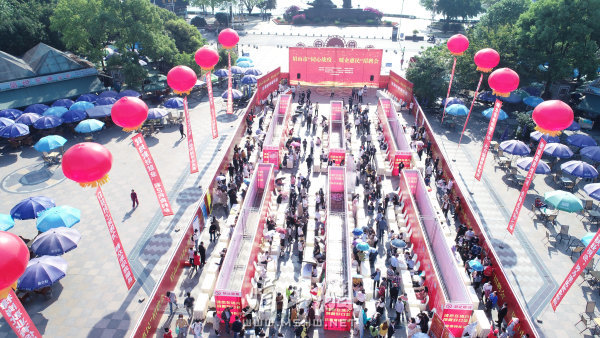 “同心戰(zhàn)疫 暖企惠民”現(xiàn)場(chǎng)招聘會(huì)。
