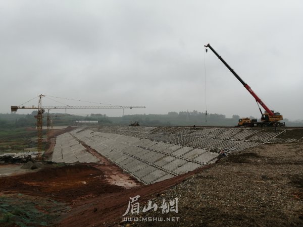 穆家溝水庫(kù)加緊建設(shè)中。