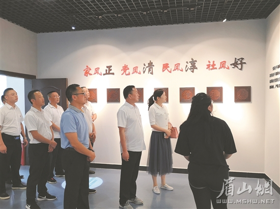 洪雅縣干部參加“清風揚眉 廉潔齊家”活動。.jpg