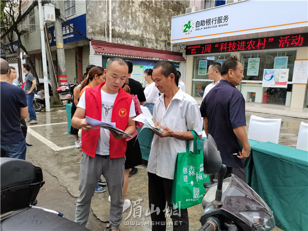 志愿者向過往群眾講解科技知識。.jpg